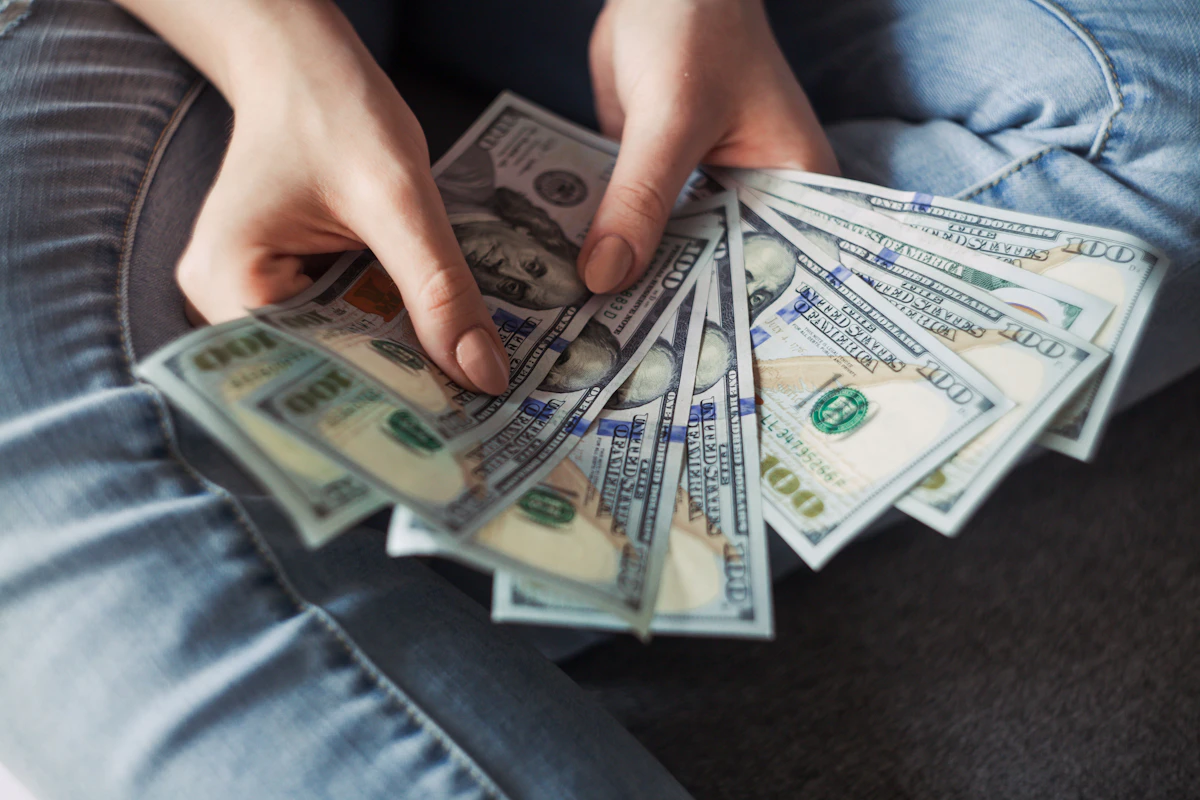 Multiple correlated data feeds on a financial screen