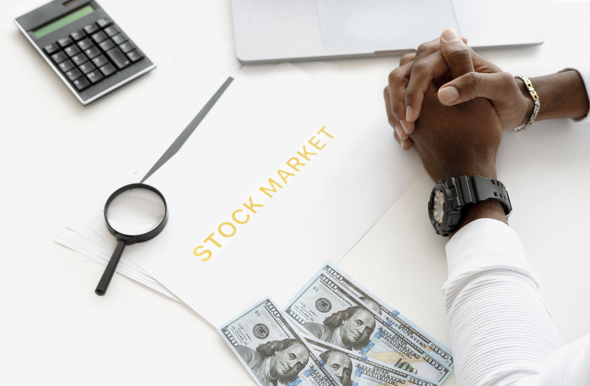 Trader calculating margin and position sizing at a desk